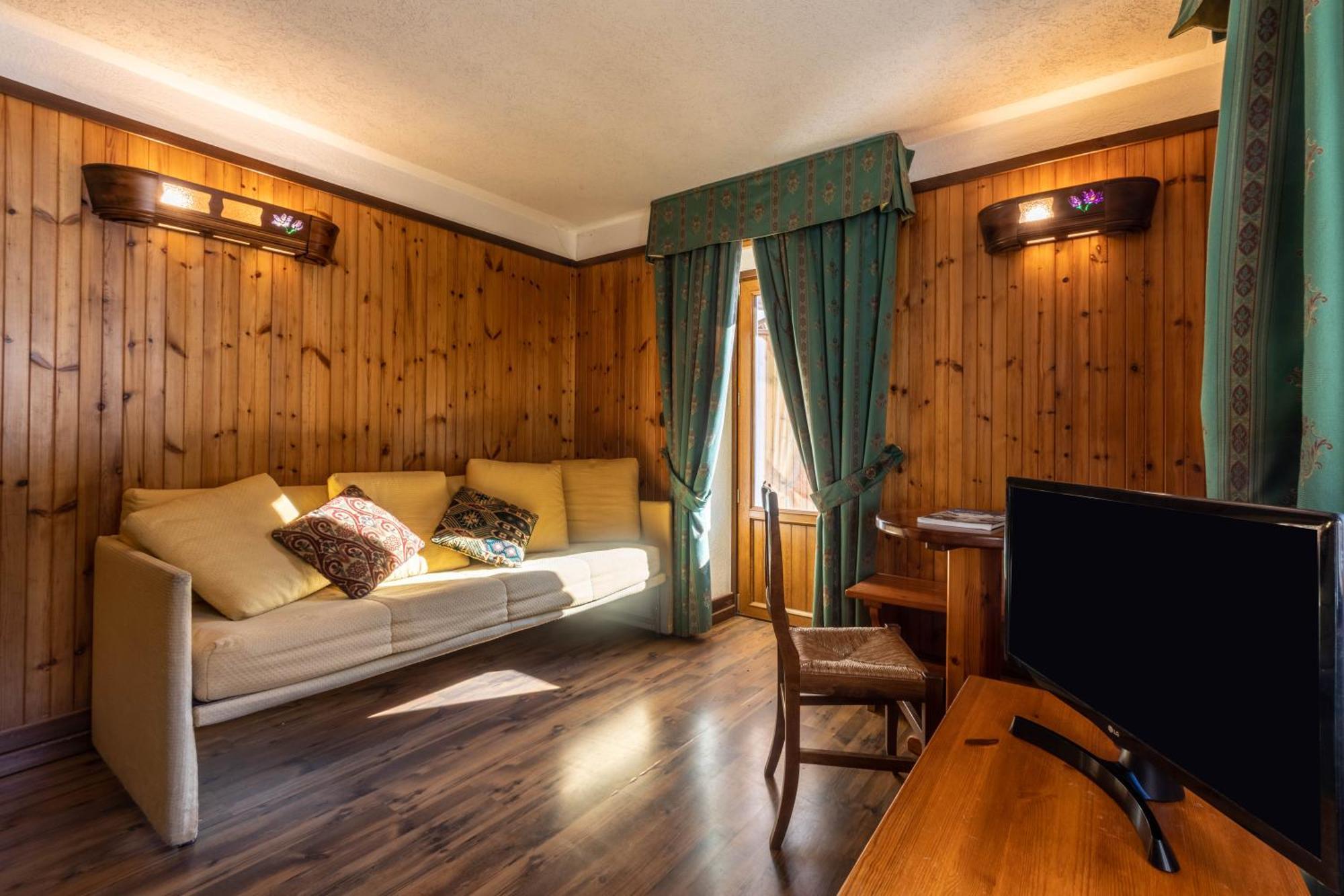 Hotel Bouton D'Or - Когне Екстериор снимка