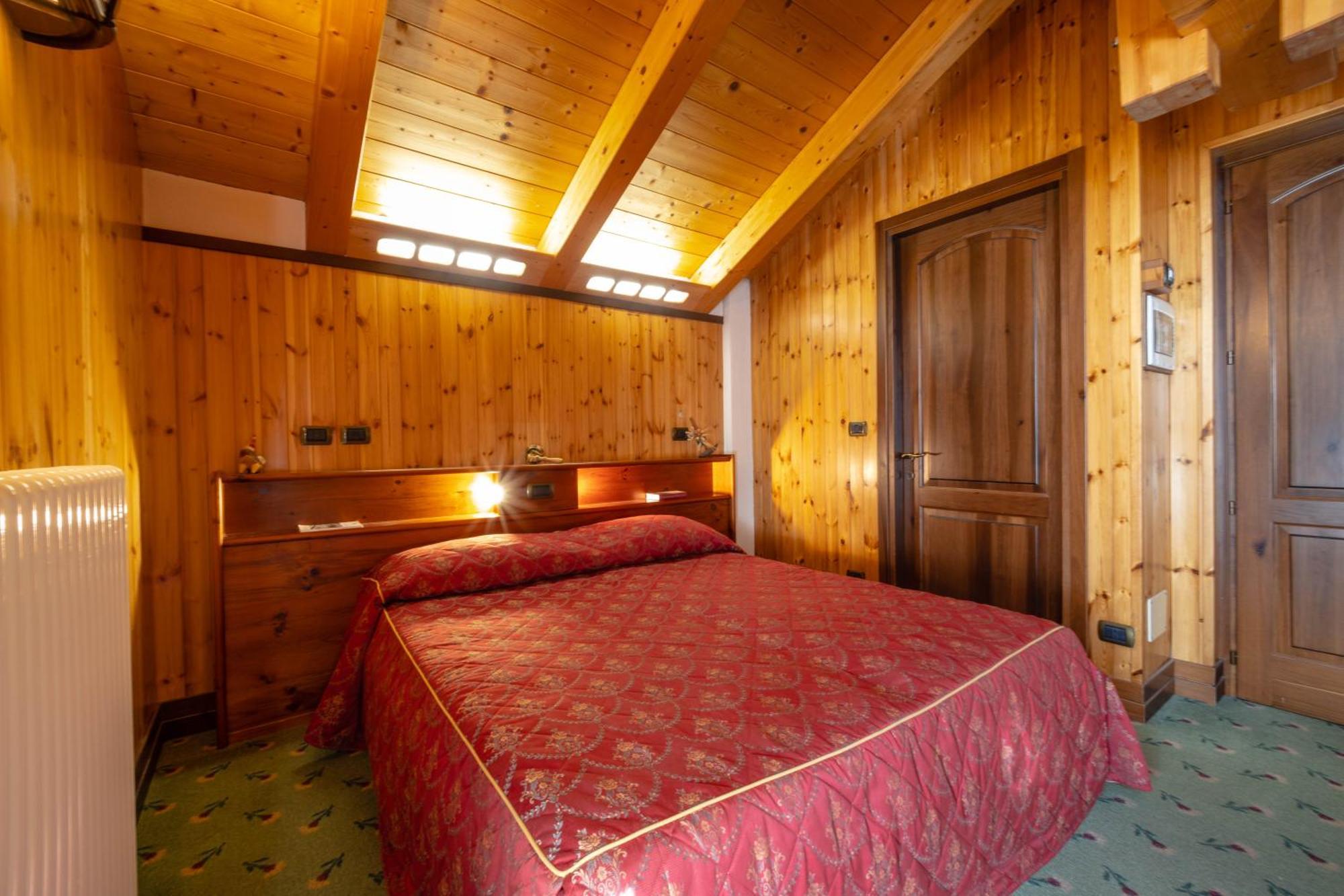 Hotel Bouton D'Or - Когне Екстериор снимка
