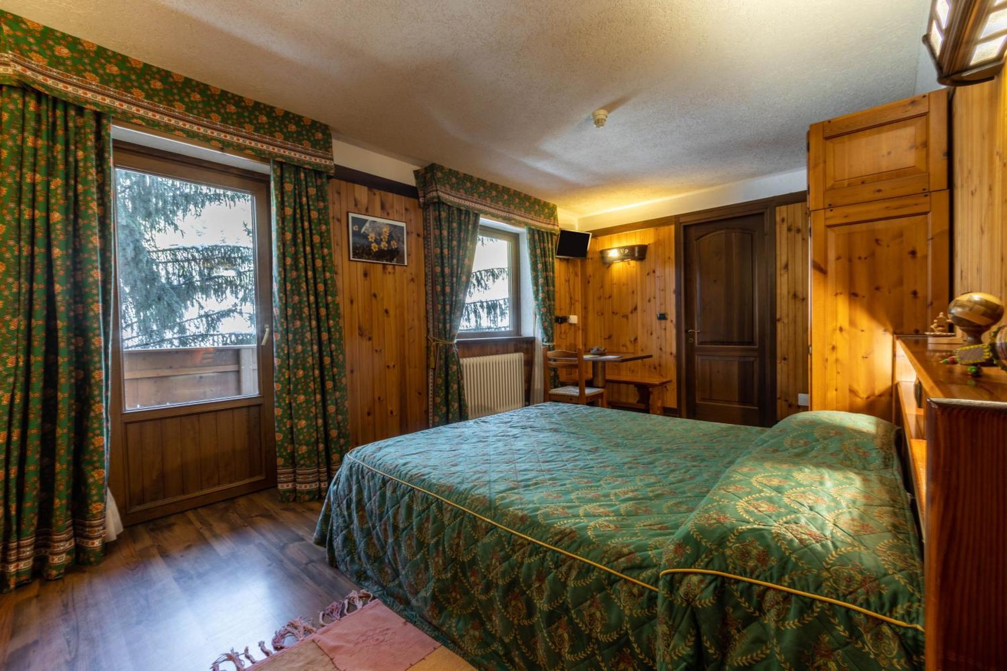 Hotel Bouton D'Or - Когне Екстериор снимка