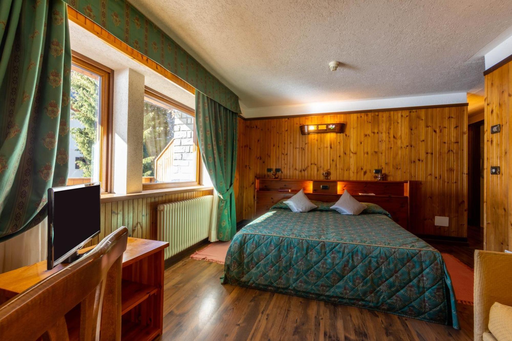 Hotel Bouton D'Or - Когне Екстериор снимка