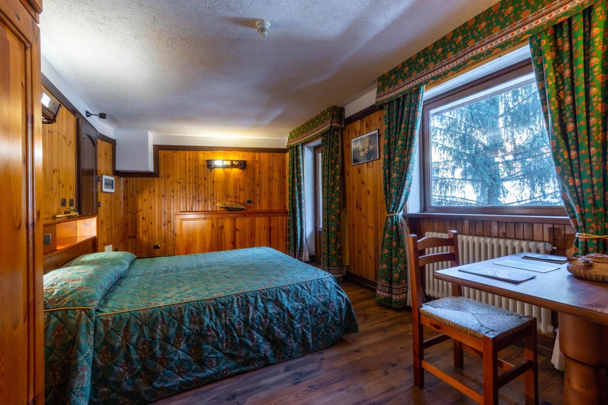 Hotel Bouton D'Or - Когне Екстериор снимка