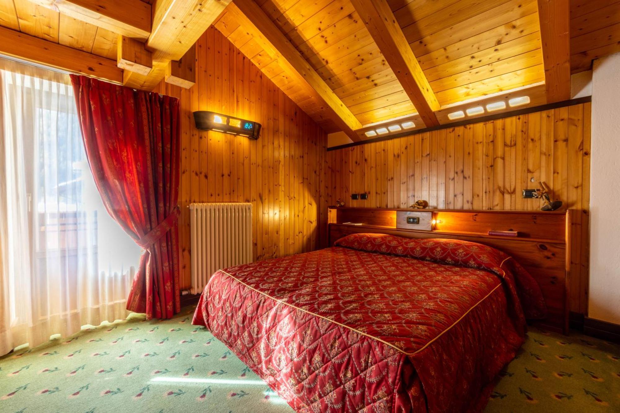 Hotel Bouton D'Or - Когне Екстериор снимка