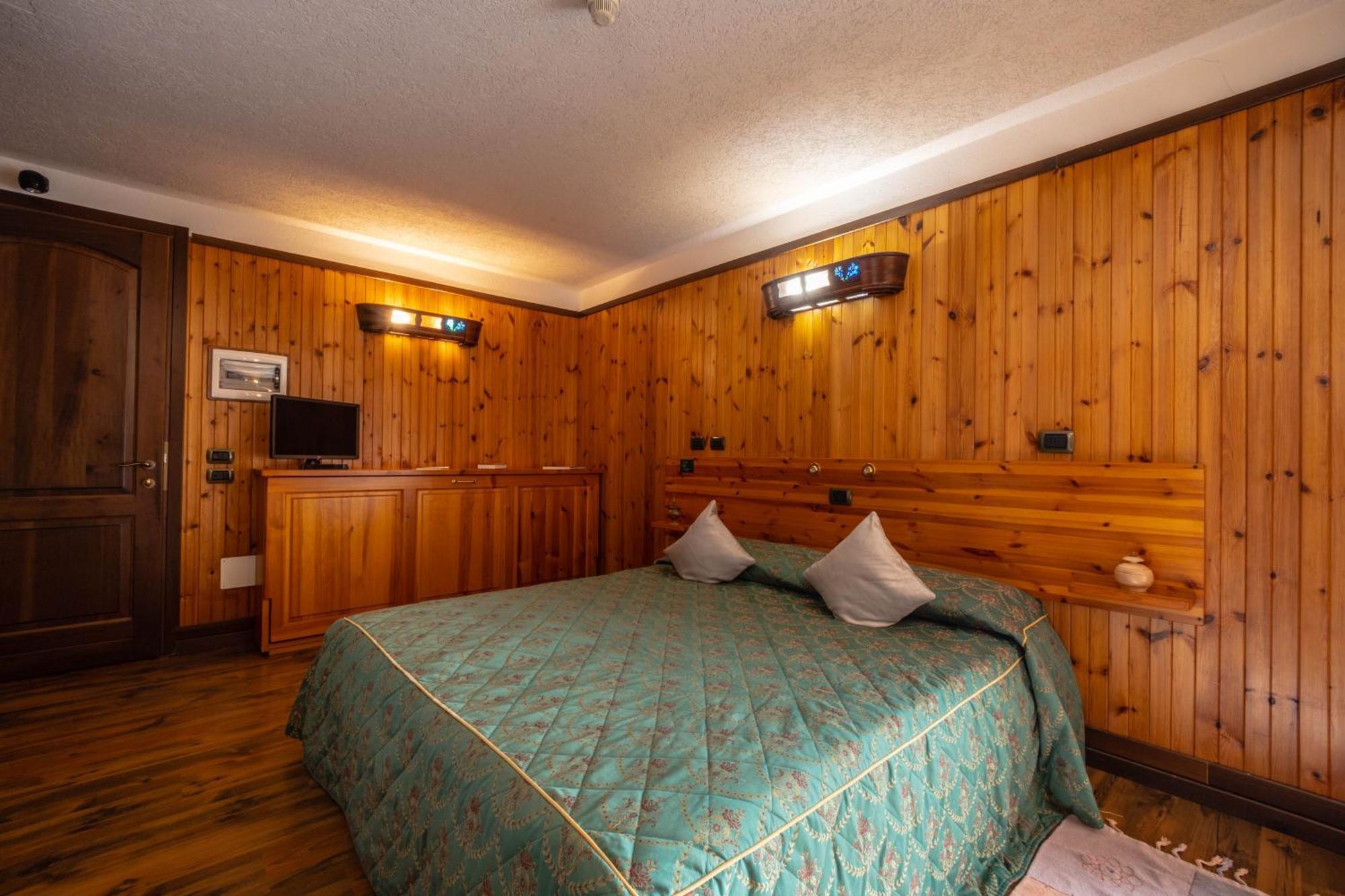 Hotel Bouton D'Or - Когне Екстериор снимка