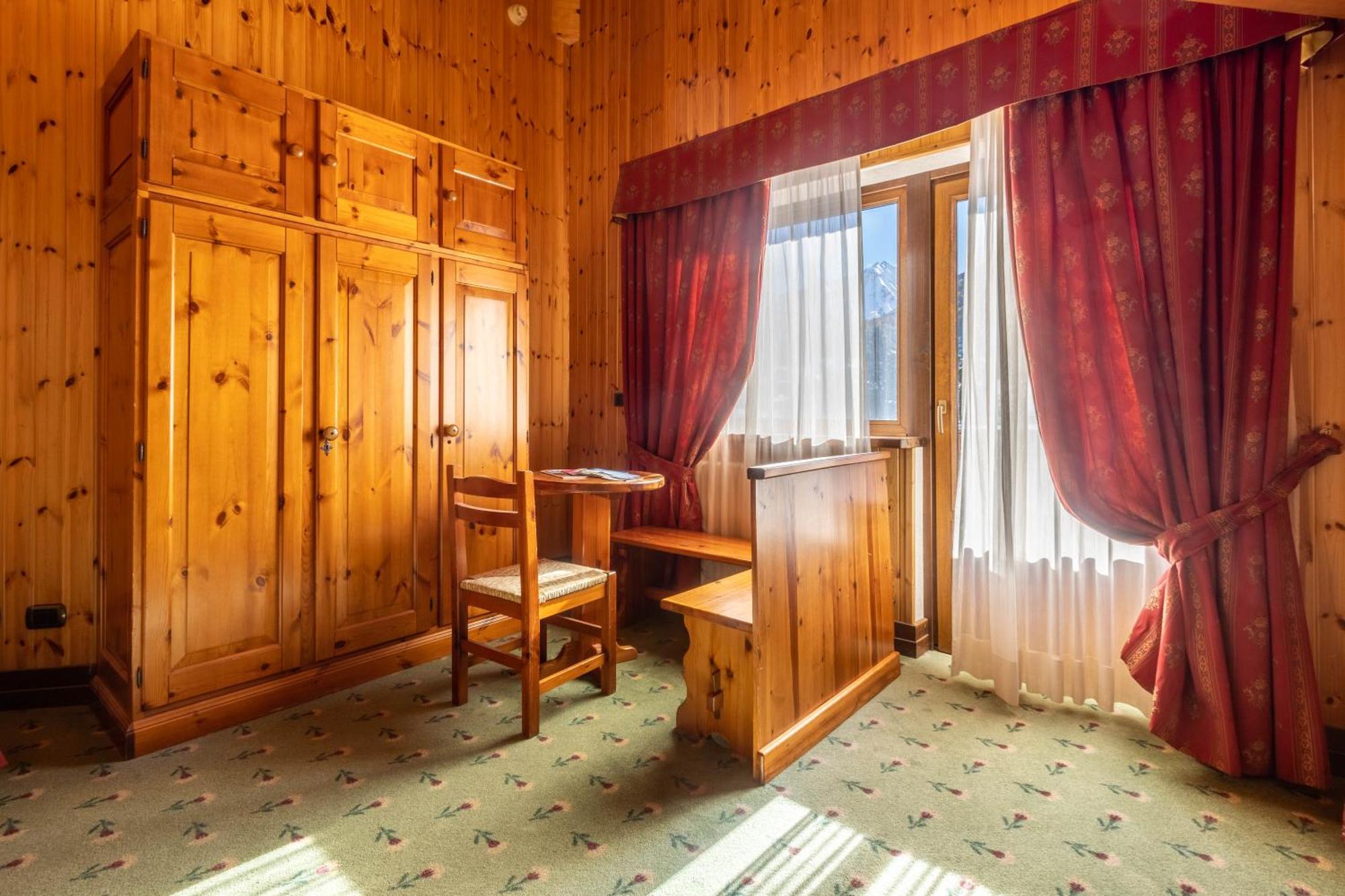 Hotel Bouton D'Or - Когне Екстериор снимка